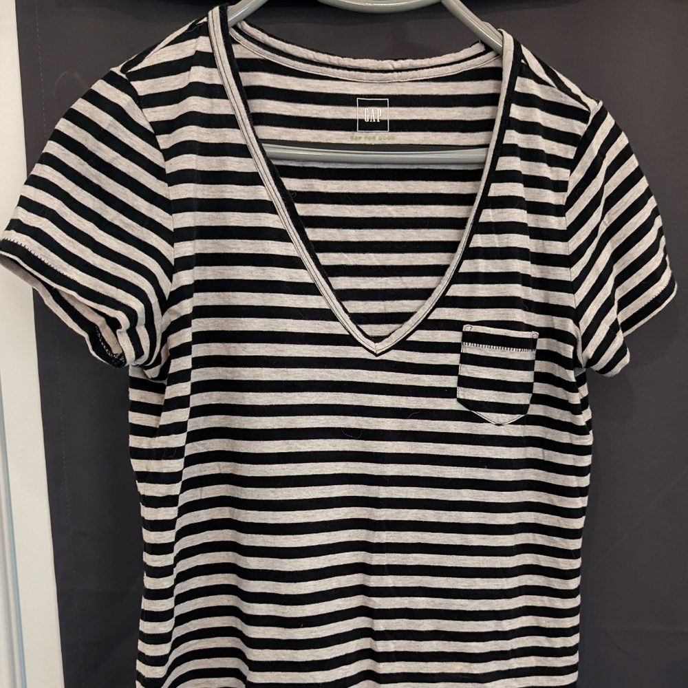 Gap Women's v- neck striped shirt small